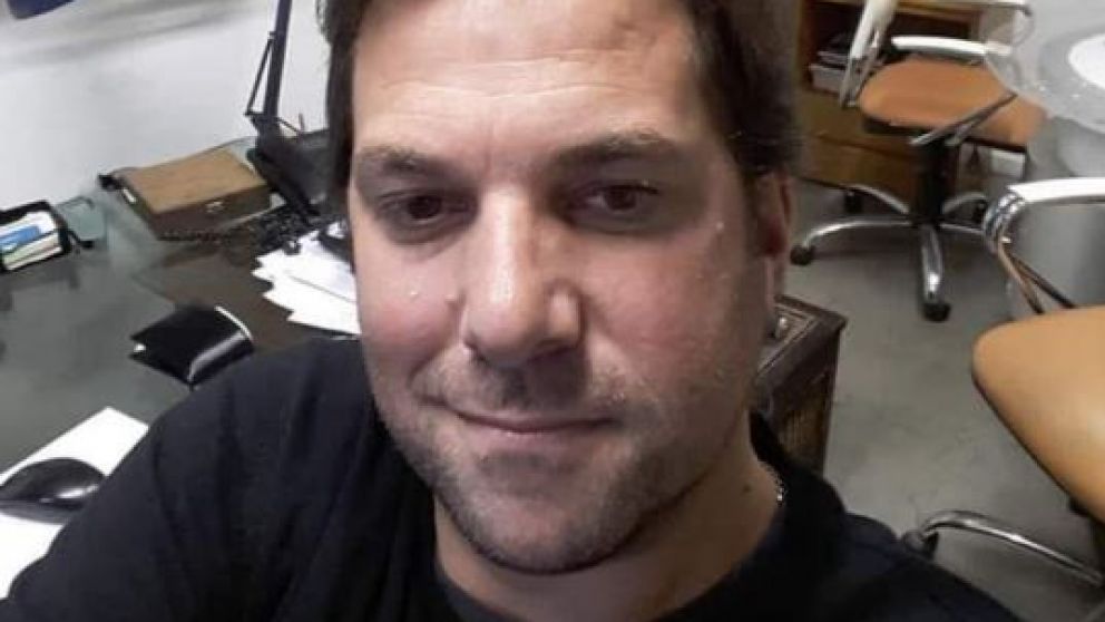 Una de sus últimas fotos. Sebastián en su oficina de Canal 9. Su refugio para la creación (foto gentileza familia Seijas).