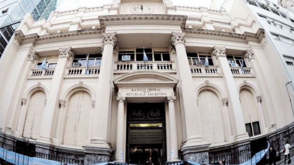 El REM habilita a eliminar el piso de 60% en la tasa, pero el BCRA no lo hará