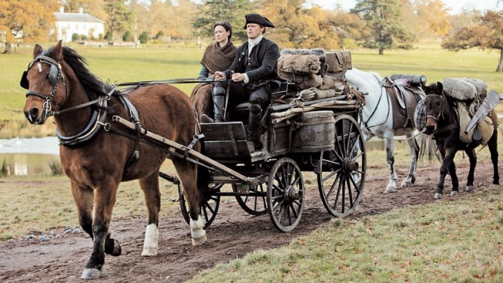 Claire (Caitriona Balfe) y Jamie Fraser (Sam Heughan) se aman a través del tiempo y las dificultades