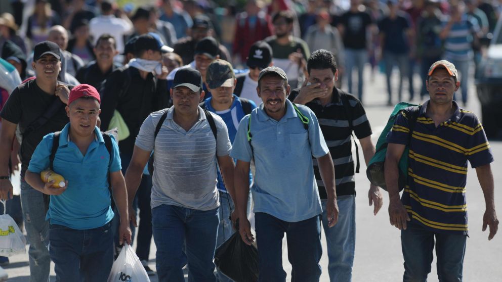 Los migrantes van custodiados por la Policía Civil