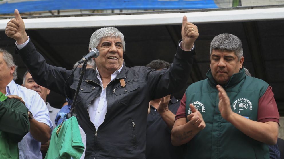 El secretario general del Sindicato de Camioneros anunció el aumento del 40% en un acto frente a la sede de la Secretaría de Trabajo