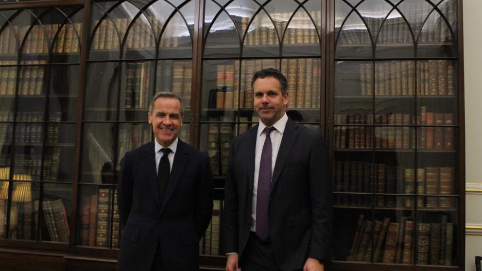 Guido Sandleris, ayer, con Mark Carney, quien preside el FSB