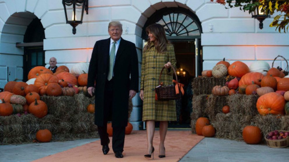 El presidente estadounidense participó de los festejos de Halloween. Antes, habló con Bolsonaro