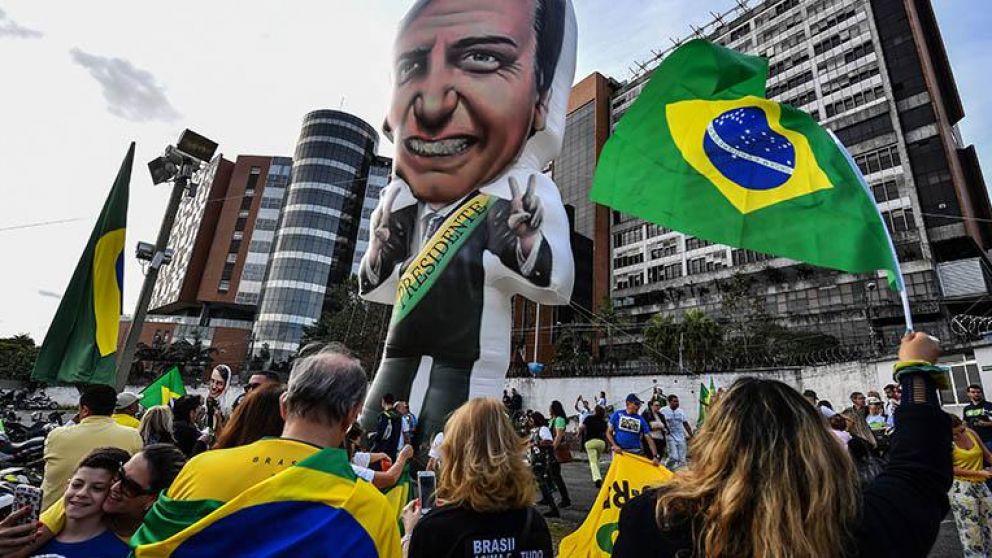 Tras elección de Bolsonaro, la bolsa y el real brasileño abren en alza moderada