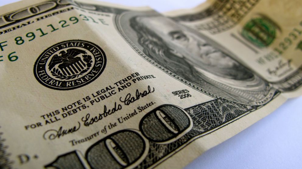 El dólar cede 10 centavos en plena expectativa por el nuevo desembolso