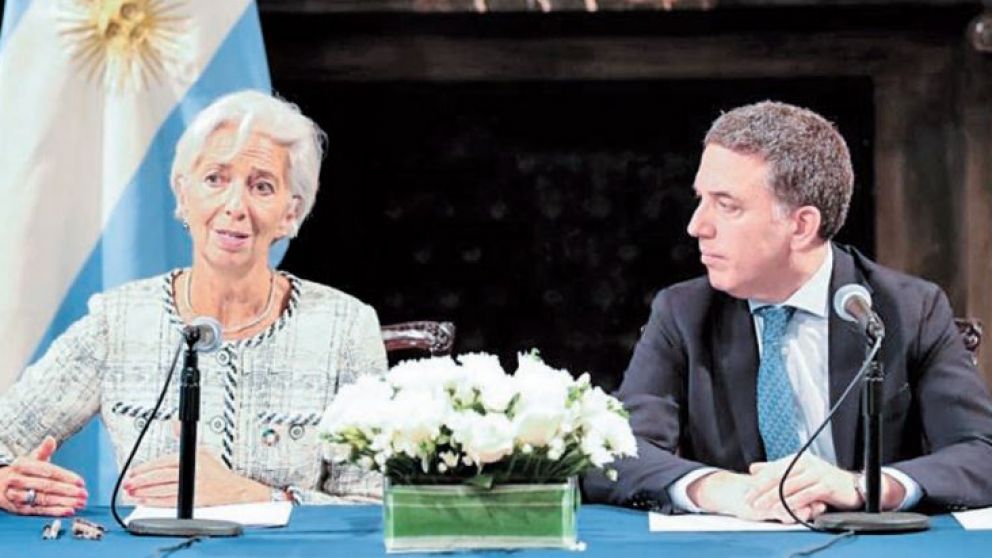 Llega el primer desembolso del Fondo Monetario y Sandleris y Dujovne salen a seducir inversores