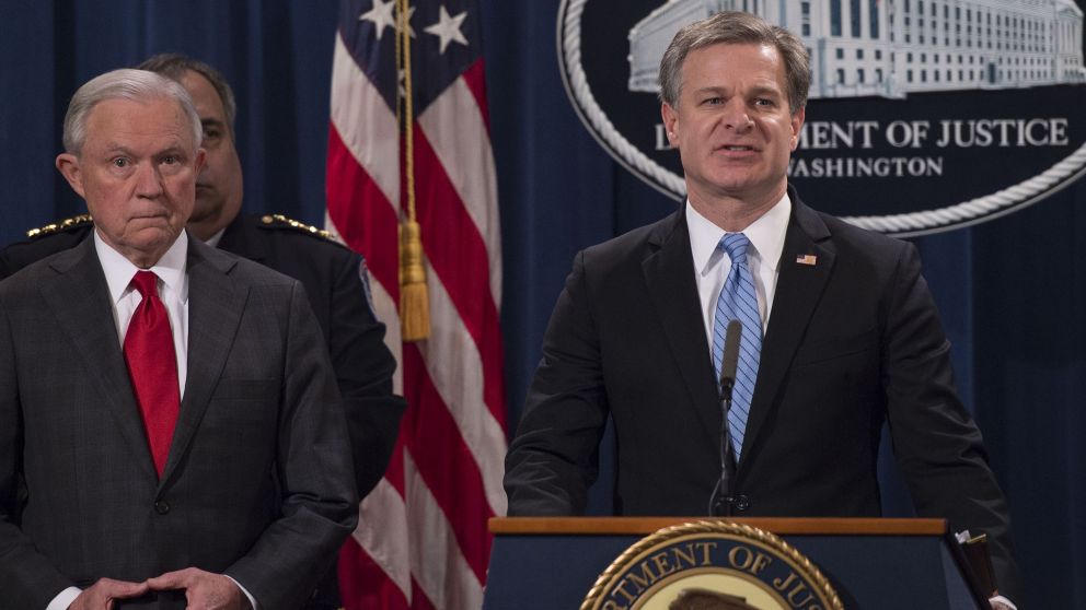 Conferencia de prensa de Christopher Wray, director del FBI, en el Departamento de Justicia norteamericano