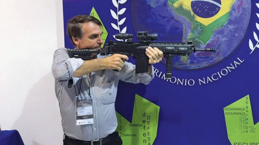Bolsonaro prometió liberar la portación de armas si vence en el balotaje
