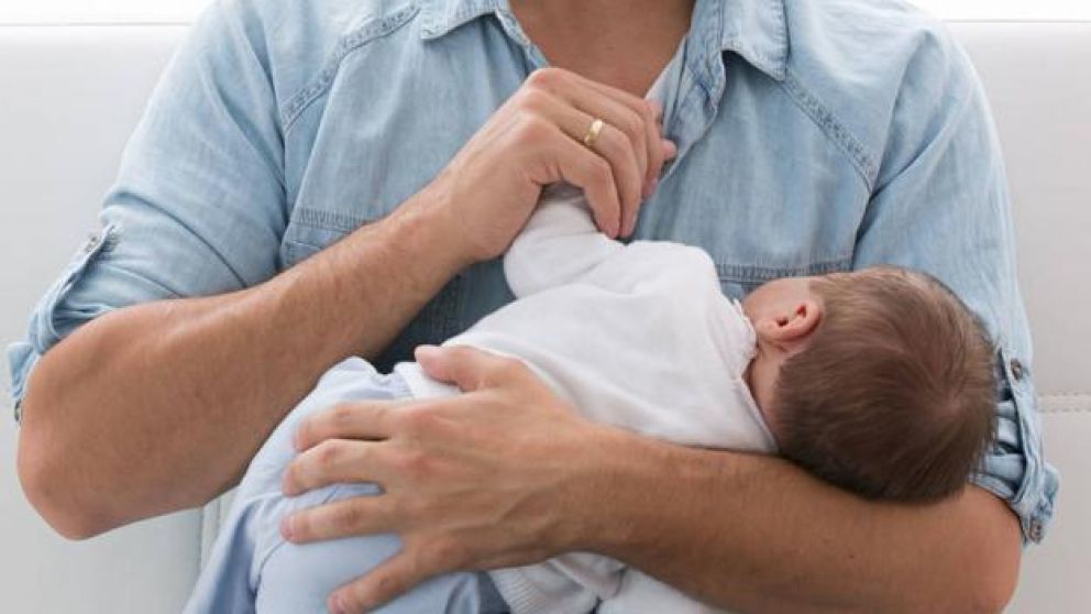 Extendieron la licencia por paternidad a empleados públicos