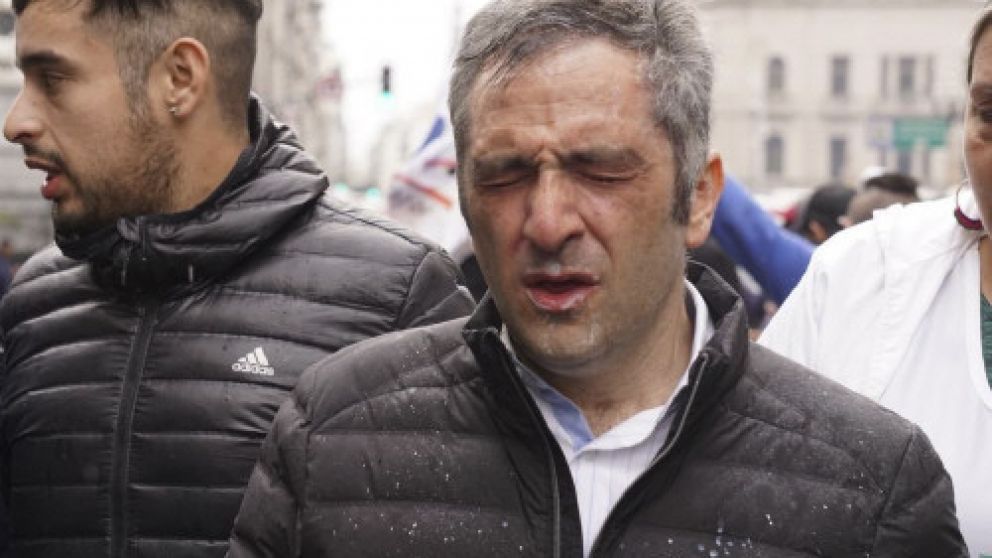 El diputado Larroque, con una herida en el rostro