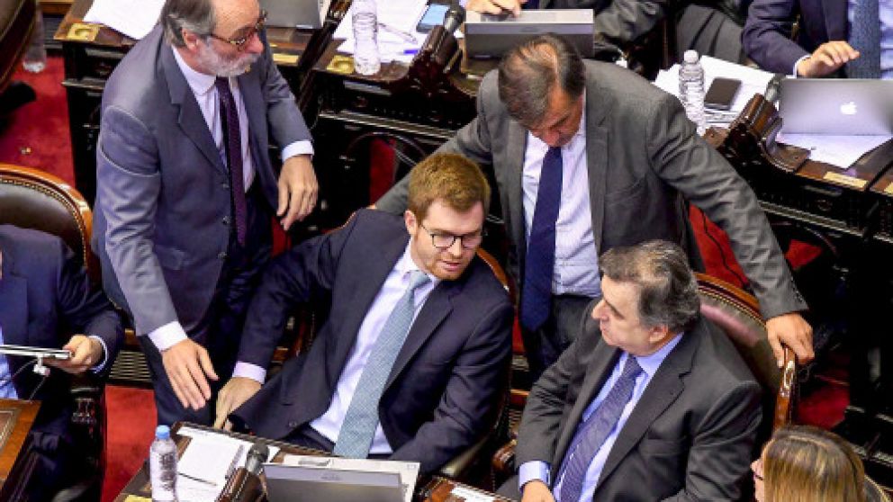 Las autoridades del interbloque oficialista conversan tras los serios incidentes