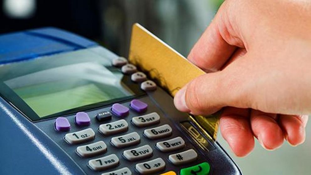 Quien cobre con medios electrónicos deberá aceptar todas las tarjetas de débito