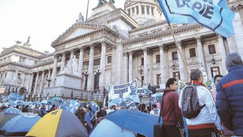 Ayer arrancó el acampe frente al Congreso