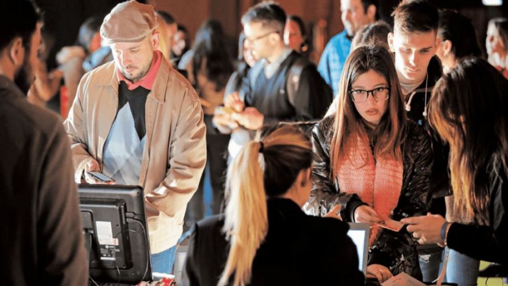 Argentina redujo a la mitad su costo laboral por la devaluación