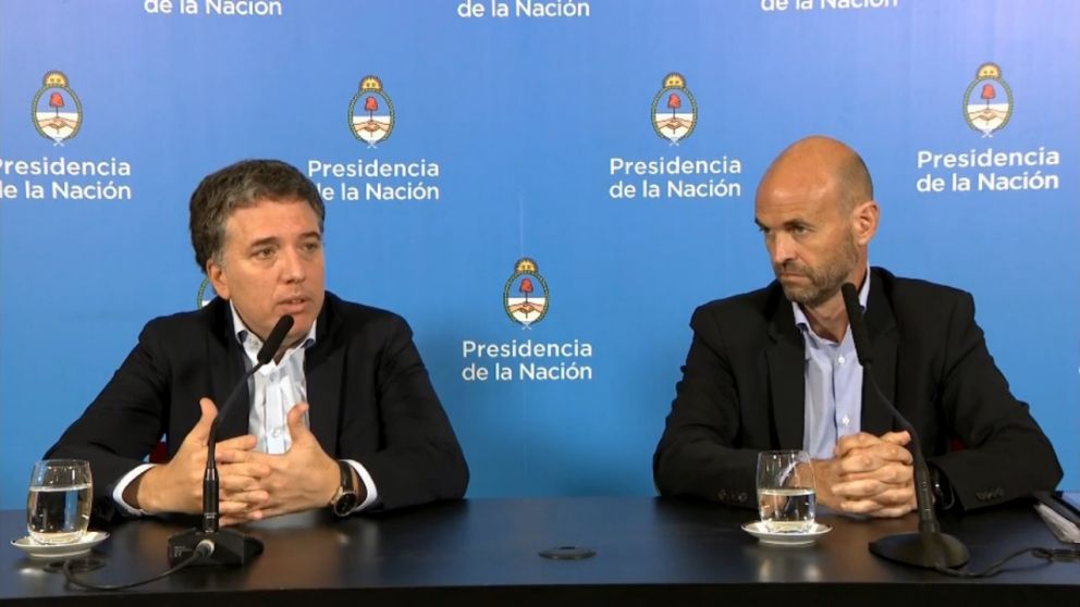 Dujovne descartó bonos extras para jubilados y beneficiarios de la AUH