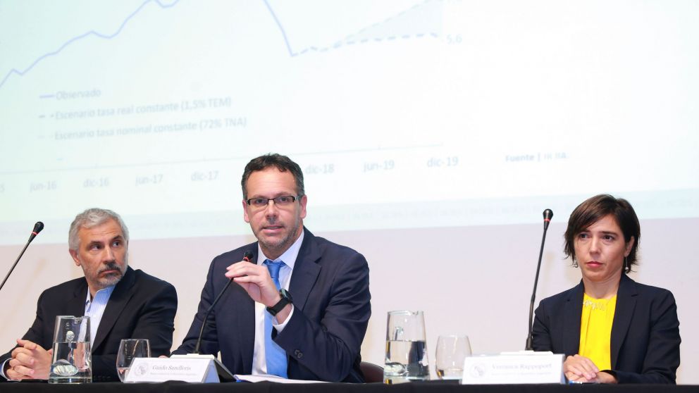 Ante un auditorio menos concurrido, Sandleris defendió su plan