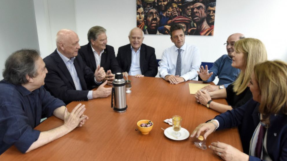 Massa apuntó a definir 10 temas de compromiso para la agenda de los próximos 20 años