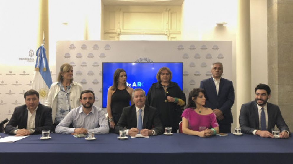 Solá presentó el nuevo espacio con críticas hacia Massa