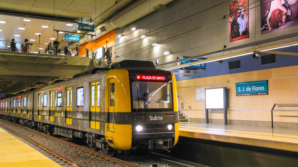 Los trabajadores del subte acusaron a Emova de "encubrir" al presunto acosador y exigieron que la mujer que fue despedida regrese a sus funciones