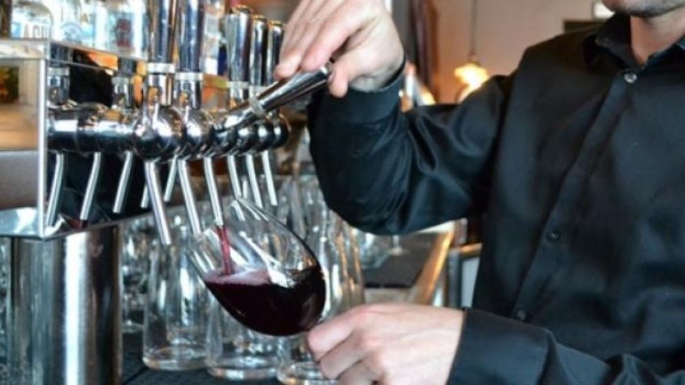 La industria se moderniza para no perder el tren de su principal competidor: la cerveza