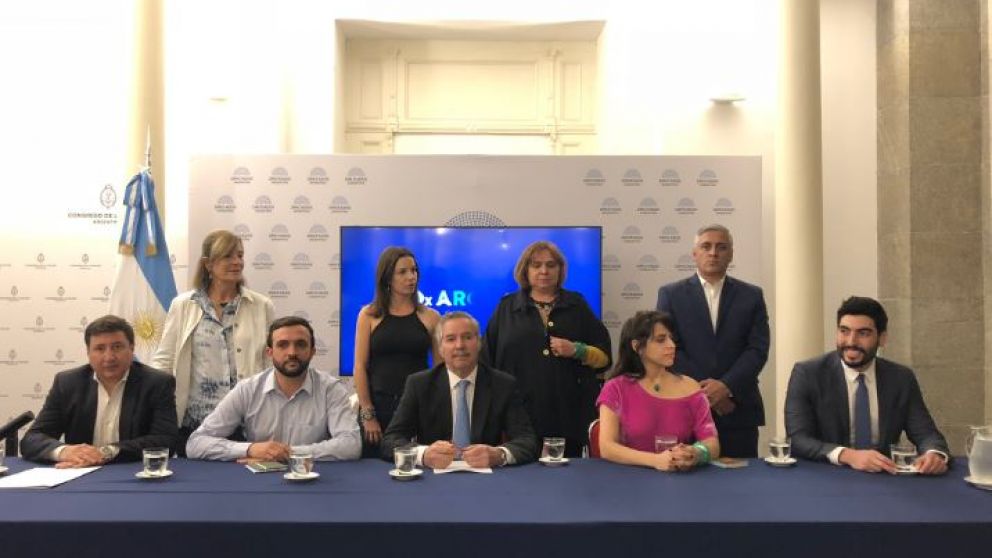 Solá presentó el bloque "Red por la Argentina"