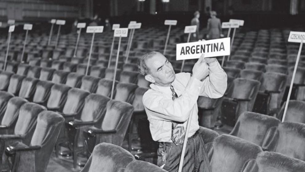 Los debates sobre el reclamo de Malvinas, parte de los 73 años de imágenes