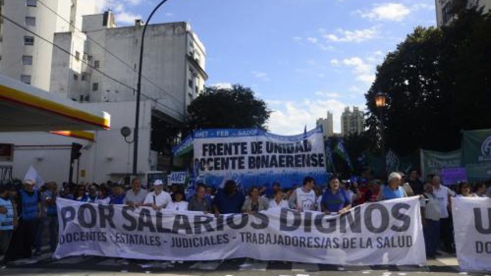 Docentes aseguran que Vidal tiene "fondos" para darles el aumento salarial