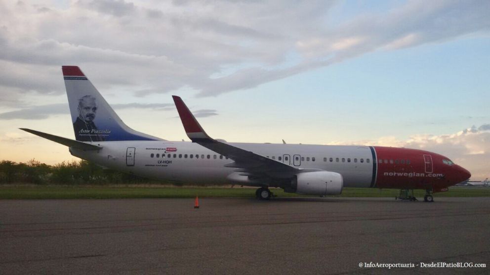 El primer avión tiene la imagen del músico y compositor Astor Piazzolla