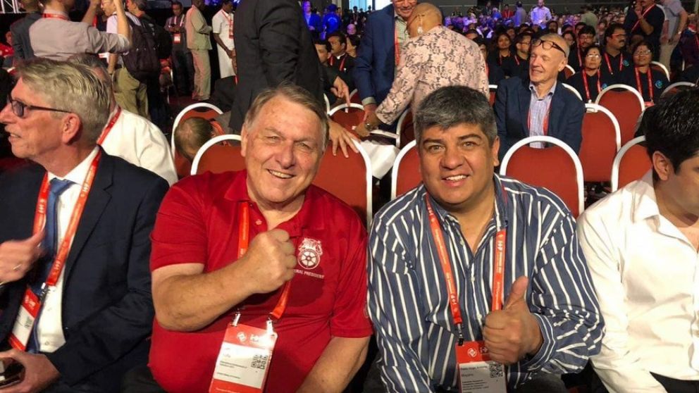 Pablo Moyano posa para la foto con el hijo de Jimmy Hoffa en Singapur