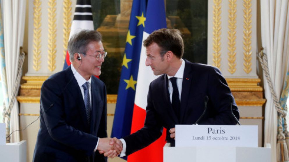 Moon Jae In fue recibido por su par francés, Emmanuel Macron