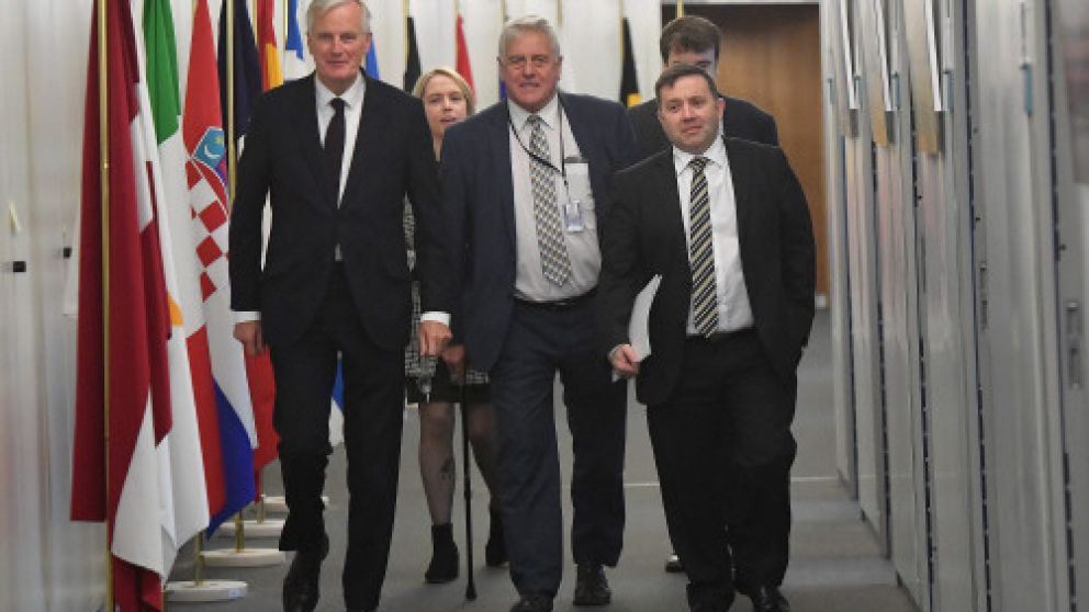 El negociador del Brexit de la UE Michel Barnier (izq) en una foto reciente con Robin Swam y Jim Nicholson