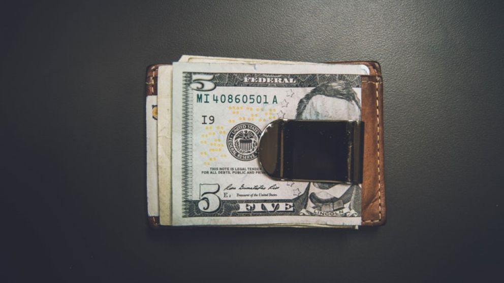 El dólar vuelve a caer y tiende a cerrar la semana en baja