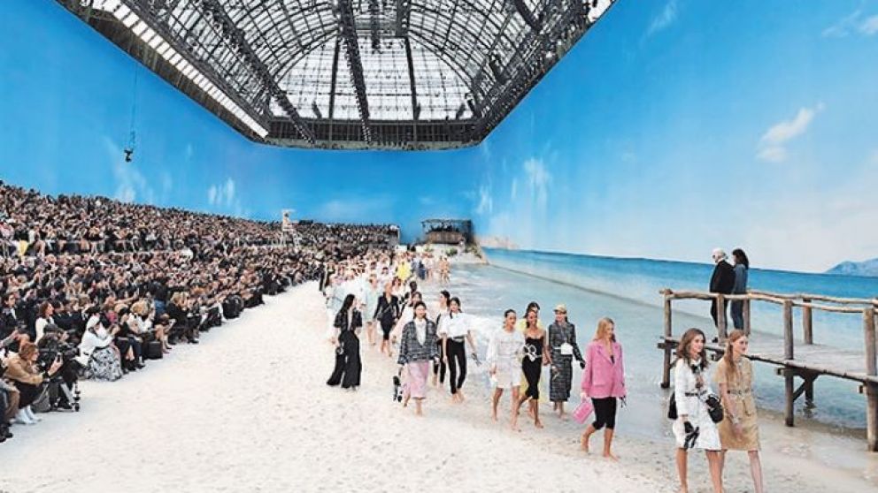Chanel tranfsormó el Grand Palais de París en una playa. Karl Lagerfeld observa desde el muelle