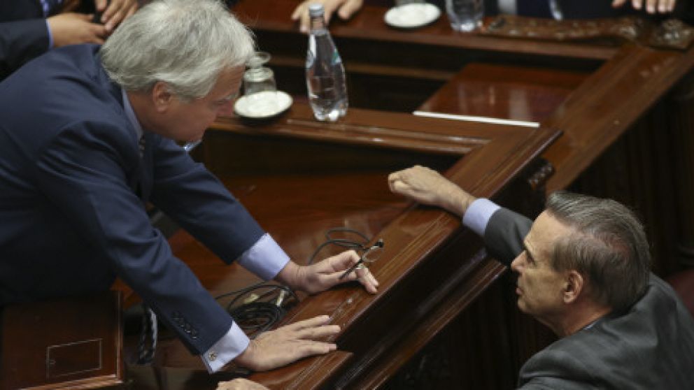 Pinedo y Pichetto dialogan durante la sesión