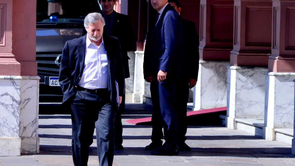 El ex ministro Juan José Aranguren fue el que abrió el camino a cobrar la diferencia por devaluación