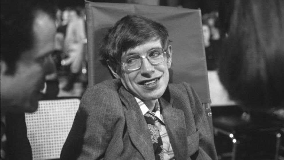 La persona más longeva con este trastorno fue el cosmólogo Stephen Hawking