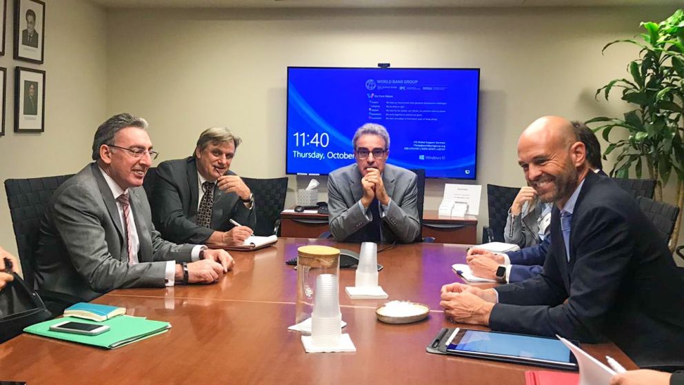 Dietrich con representantes del Banco Mundial en Washington