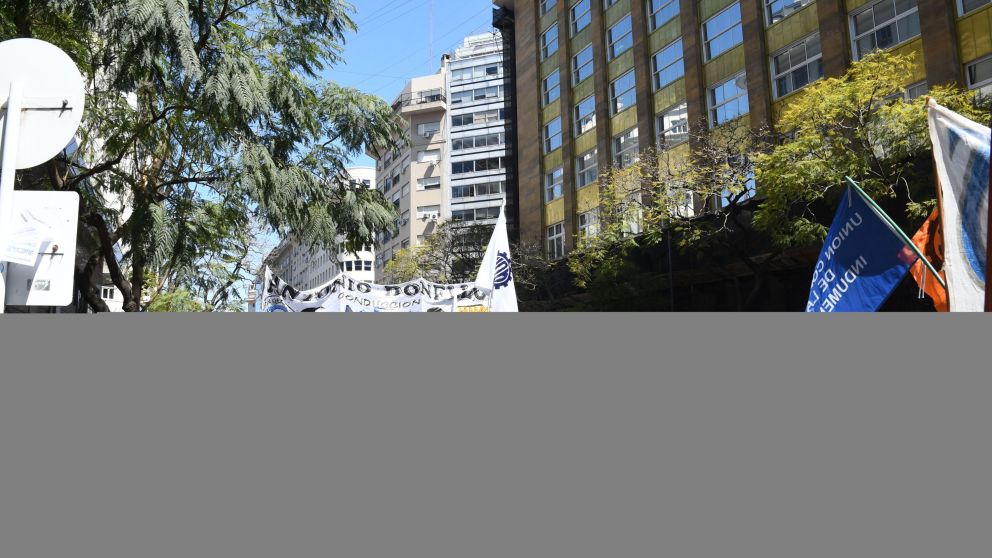 CGT y Gremios industriales marcharon en protesta de los despidos