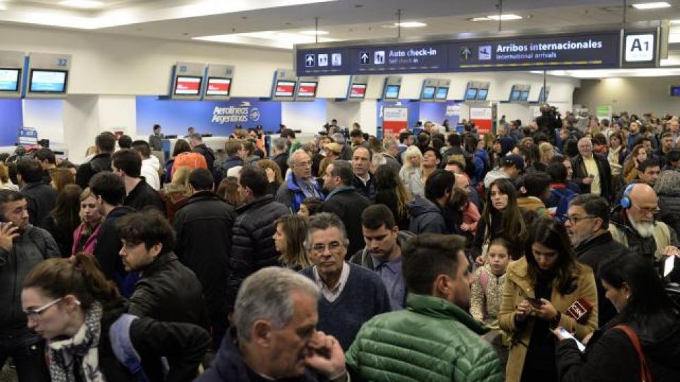 Tras varias horas de espera, se normalizan los servicios en Aeroparque