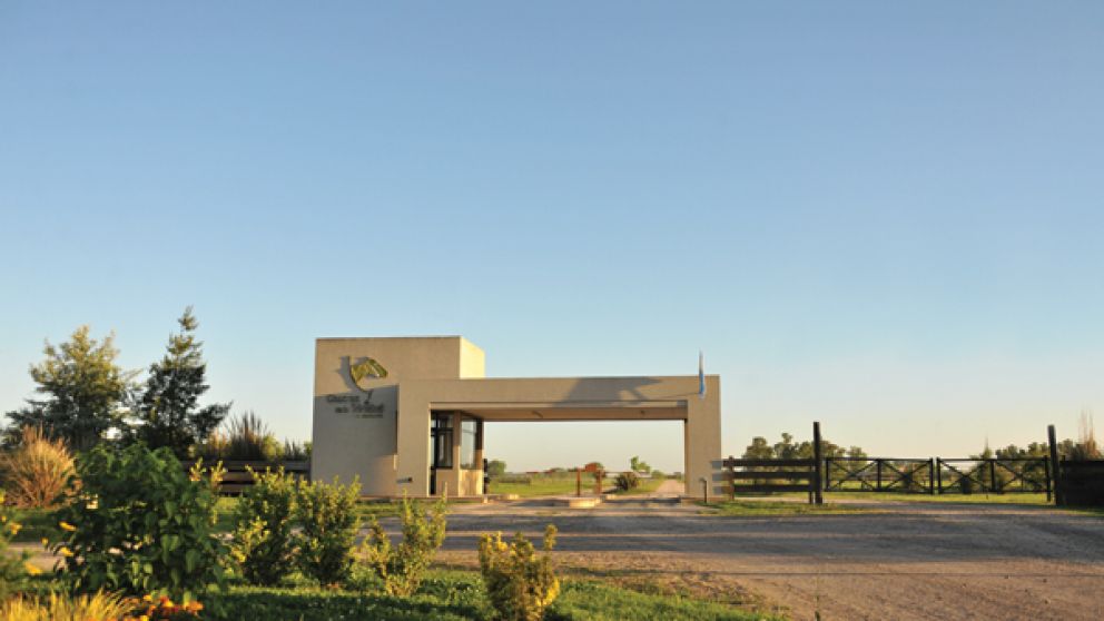 Denuncian a un exclusivo country de Cañuelas por colgarse de la luz