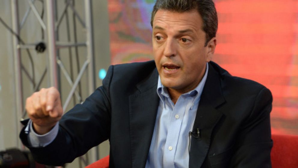 Massa retoma la gimnasia de criticar a dos bandas