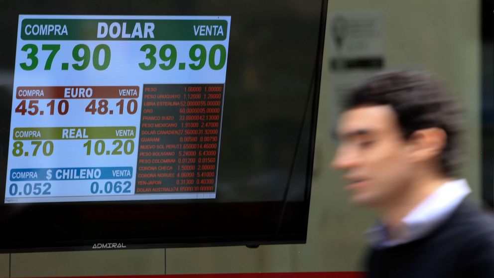 La divisa estadounidense volvió a cerrar en retroceso