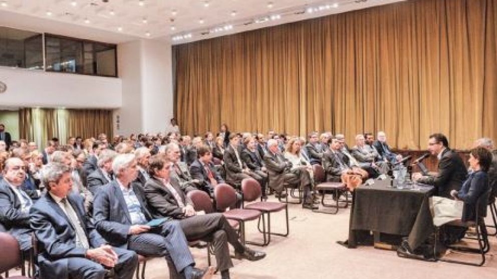 Antes de la apertura del mercado, la cúpula del BCRA explicó su plan