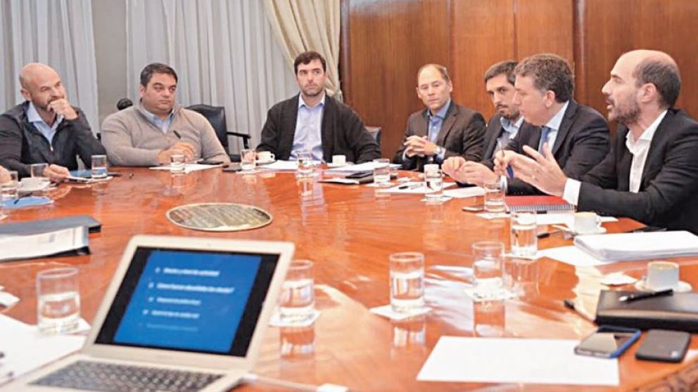 El primer gabinete del ministro Dujovne integrado por hombres