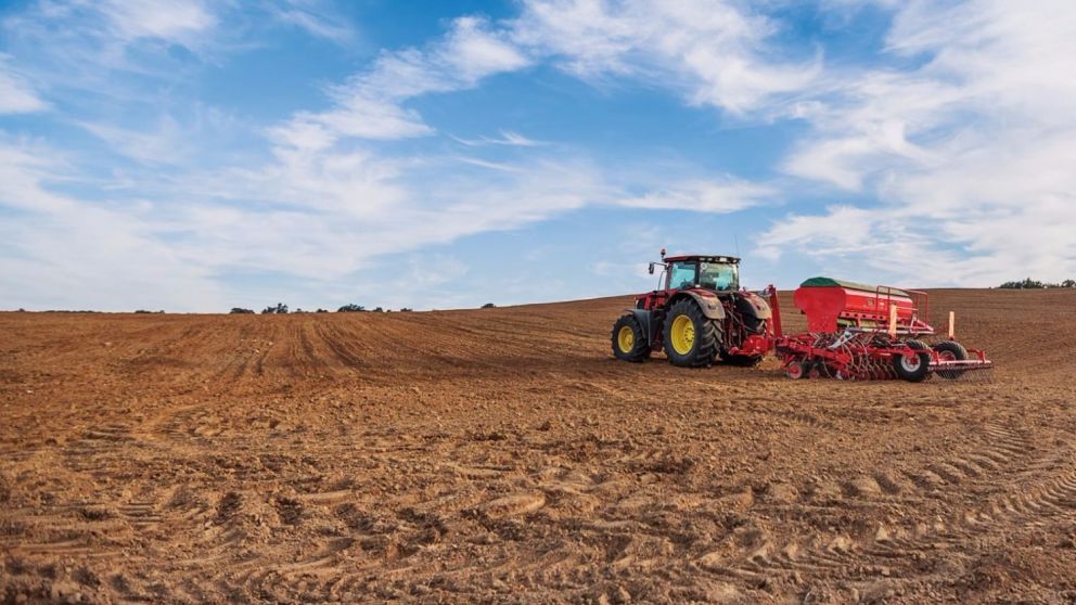 Los productores se preparan para sembrar la cosecha gruesa