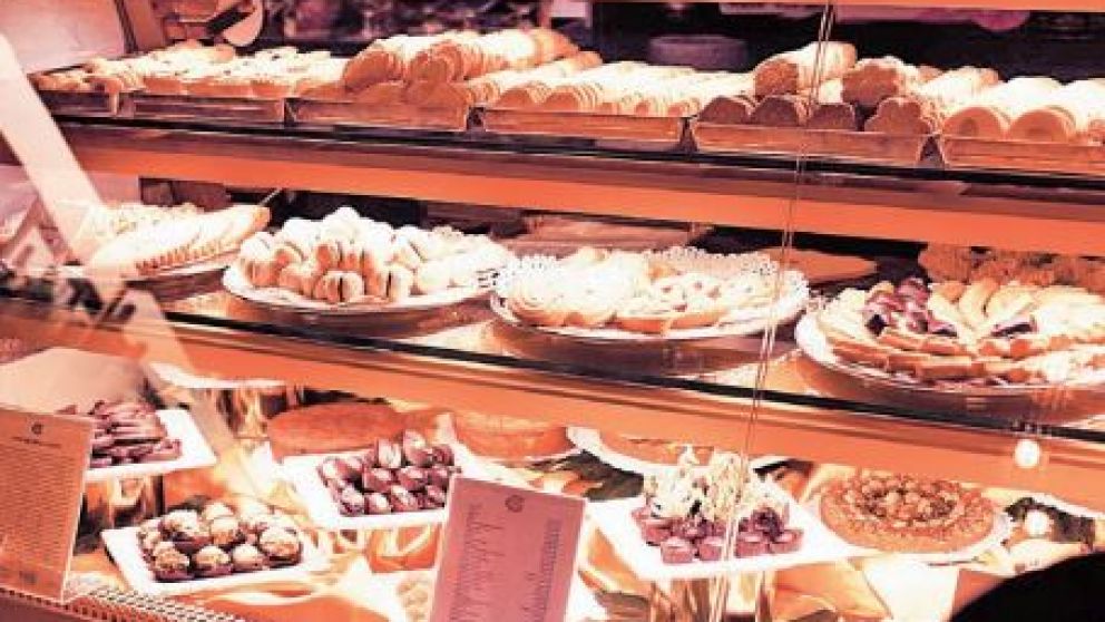 Prada compró una tradicional pastelería de Milán llamada Paticceria Marchesi y la transformó en una cafetería de lujo. Louis Vuitton se sumó