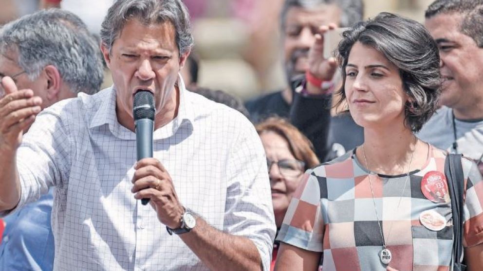 Fernando Haddad y su compañera de fórmula, Manuela D´Avila, del PC brasileño