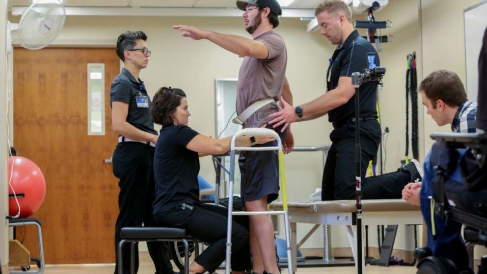 La estimulación eléctrica permitió que cuatro pacientes volvieran a mover sus cuerpos