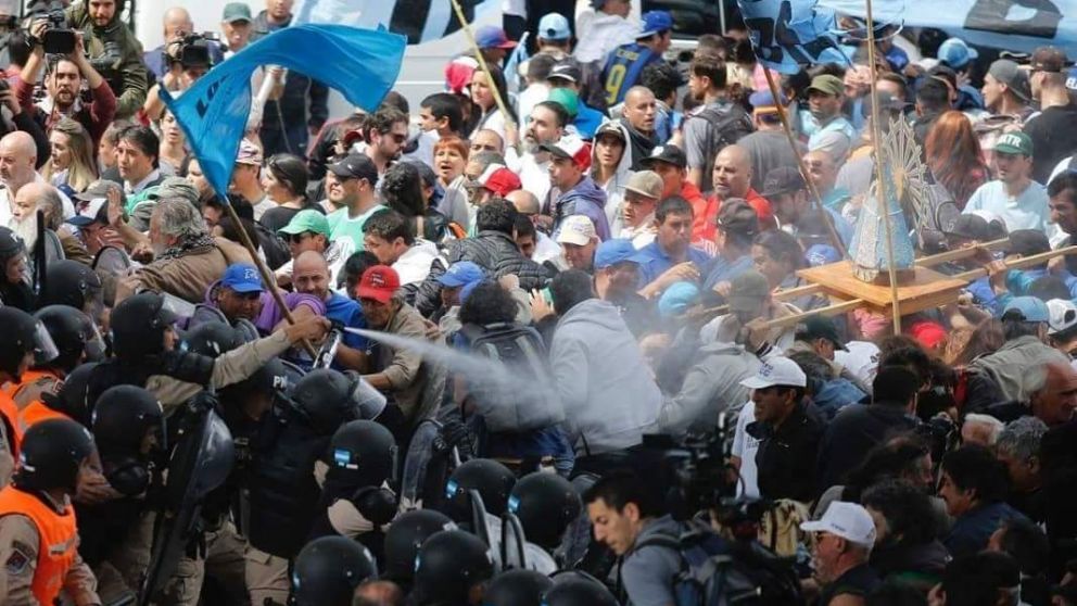 Represión a dirigentes sociales en el Puente Pueyrredón