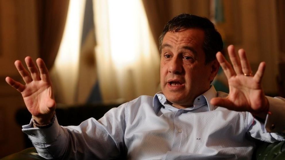 El funcionario fue internado en el Sanatorio Los Arcos